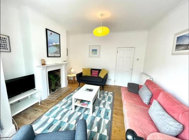 *Family Home In Mumbles. Close To The Beach* 외부 사진