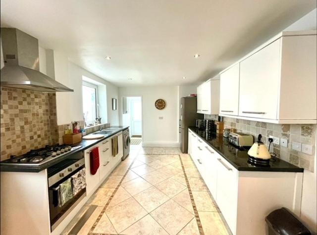 *Family Home In Mumbles. Close To The Beach* 외부 사진