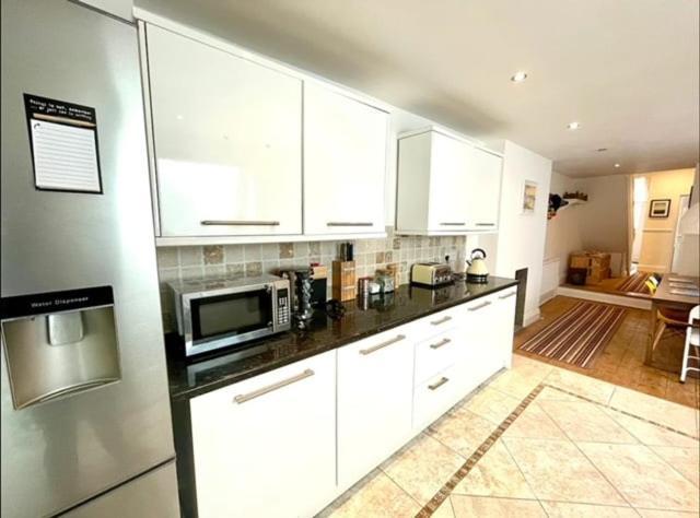 *Family Home In Mumbles. Close To The Beach* 외부 사진